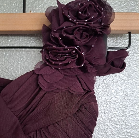 DB Studio One Flowered Shoulder With Sweetheart Neckline. Size M (8-10) - Picture 3 of 5